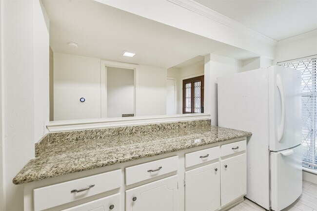 Photo - 2505 Watertown Mall St Unidad 86