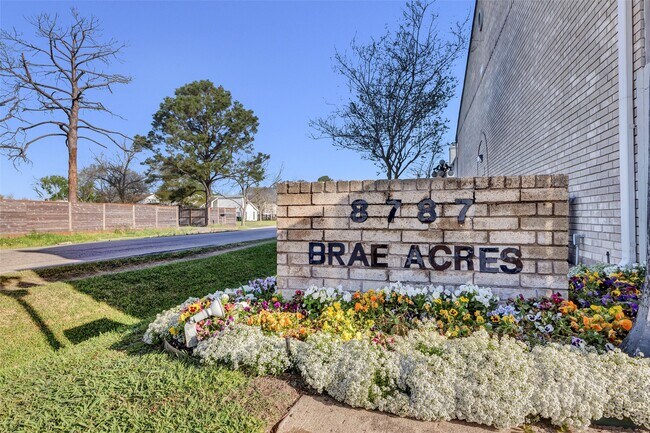 Building Photo - 8787 Brae Acres Rd Unit True