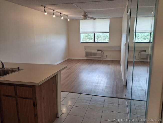 2401 Riverside Dr Unit 517