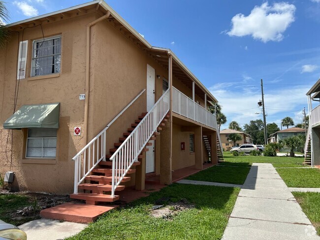 Building Photo - Beautiiful Palm Gardens  2 bedroom, 1 bath... Rental