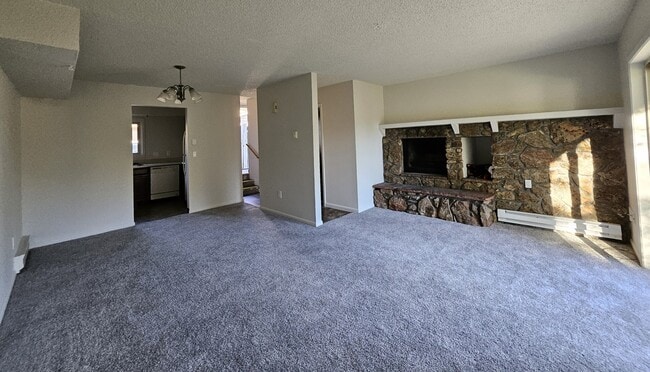 $1395/month 2 bed/1.5 bath with garage