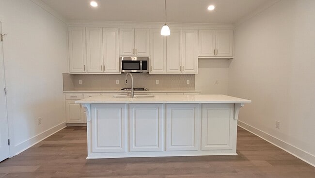 Building Photo - Must see in Zachary!