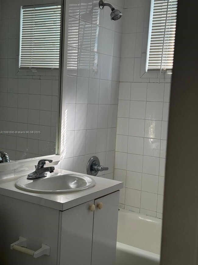 Photo - 660 NE 88th Terrace Unidad 2