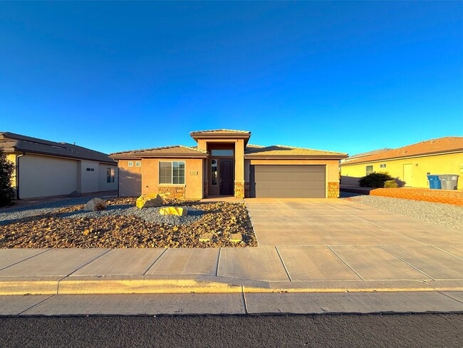 Building Photo - 3 bed, 2 bath home with 2 car garage