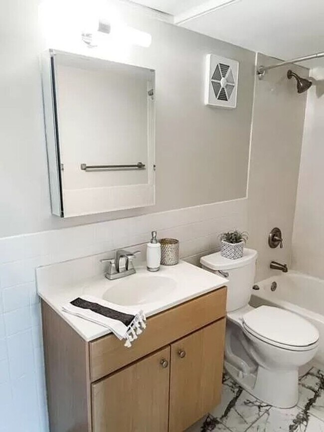 Photo - 7055 Hampton Ave Unidad #102