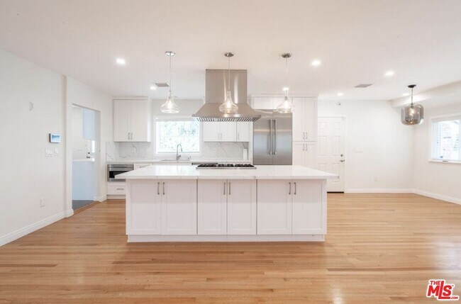 Photo - 2201 Coldwater Canyon Dr