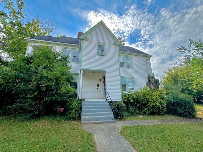 Building Photo - Charming Upstairs Apartment