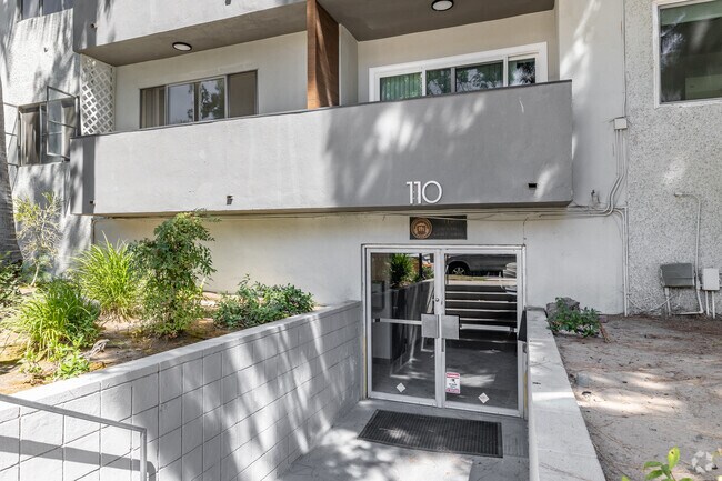 Entrada del edificio - 110 S Swall