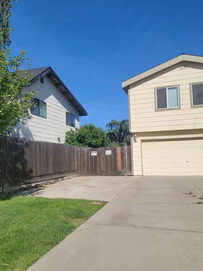 Photo - 3 Bed / 2 Bath Home with Pool, RV Parking & Private Balcony