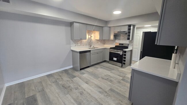 Photo - 1688 Queensbury Cir