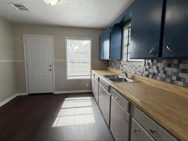 Photo - 2222 Lilly St