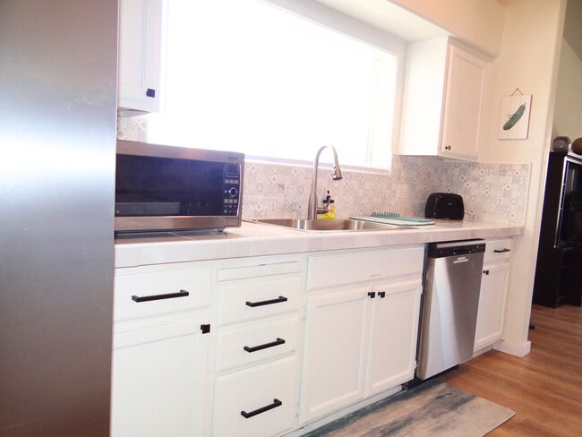 The kitchen has everything you need for your culinary adventures, including all the essentials.