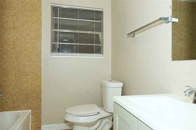 Photo - 123 W 6th St Unit 2