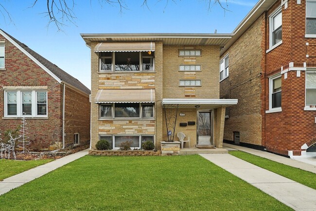 Building Photo - 6022 S Komensky Ave Unit Garden