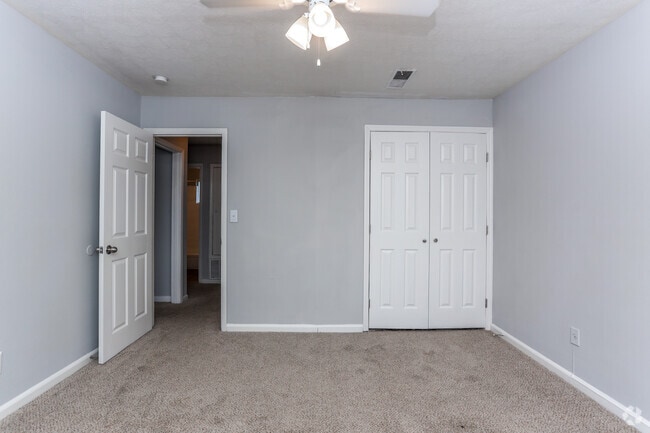 2BR, 1BA - 900 SF