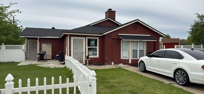 Building Photo - 4 bedroom 2 bathroom house! Housing accepted!