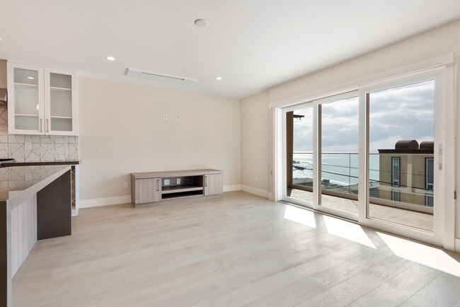 Photo - Thalia Beach Apartments