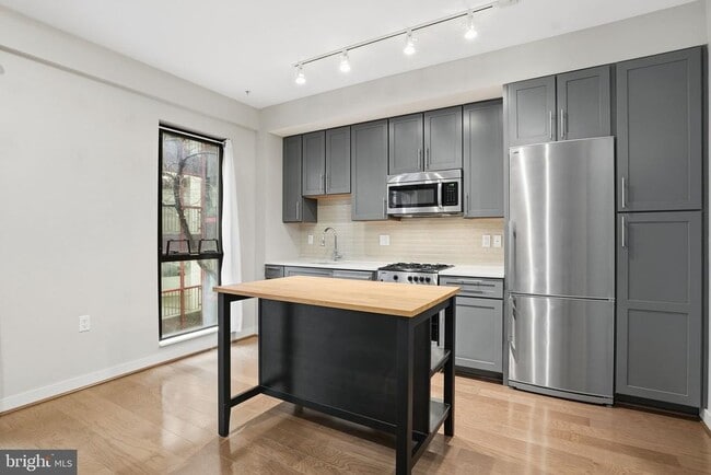 Building Photo - 1320 Fenwick Ln Unit 210