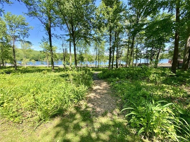 321 W Shore Rd