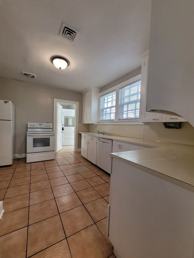 Photo - Spacious Blackstone Three Bedroom! Coming ...