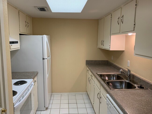 Photo - 2230 S Piney Point Rd Unidad 210