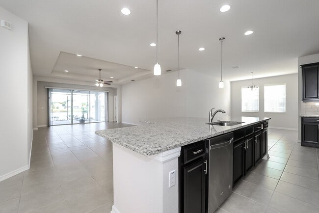 Photo - 1841 Henley St