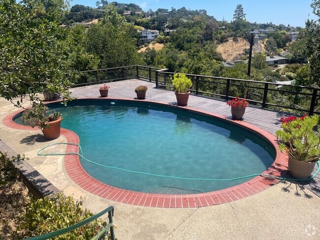 Building Photo - 4BD/3.5BA HOME - GREENBRAE HILLS - STUNNIN...