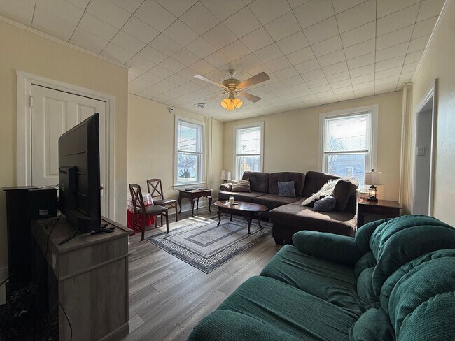 Photo - 400 Maple St Unidad Downstairs