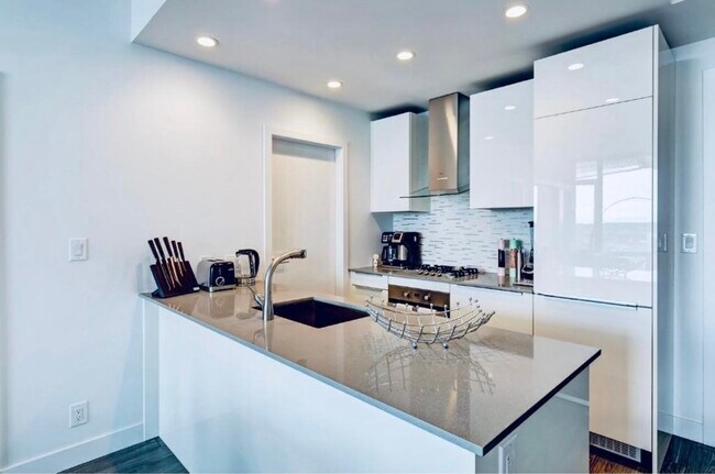 Photo - 1283 Howe St