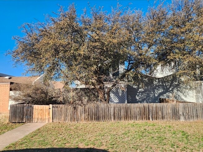 Building Photo - 3 bed 2 bath 2 story townhome, 1 carport