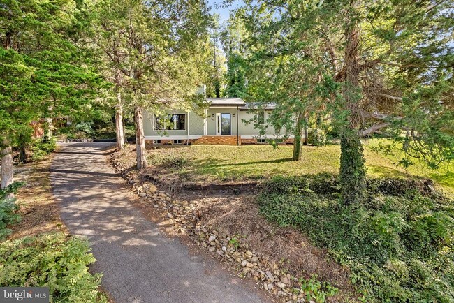 Building Photo - 862 Carrier Dr