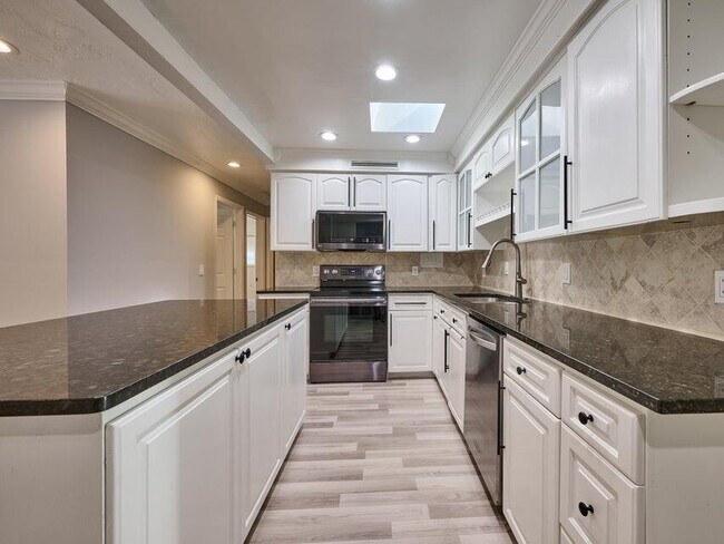 Photo - 2112 Longwood Rd