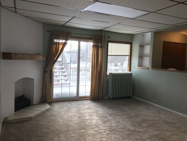 Living room - 1826 E Superior St Apartments