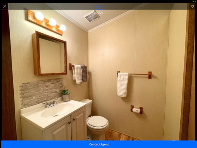 Photo - 2061 Victoria