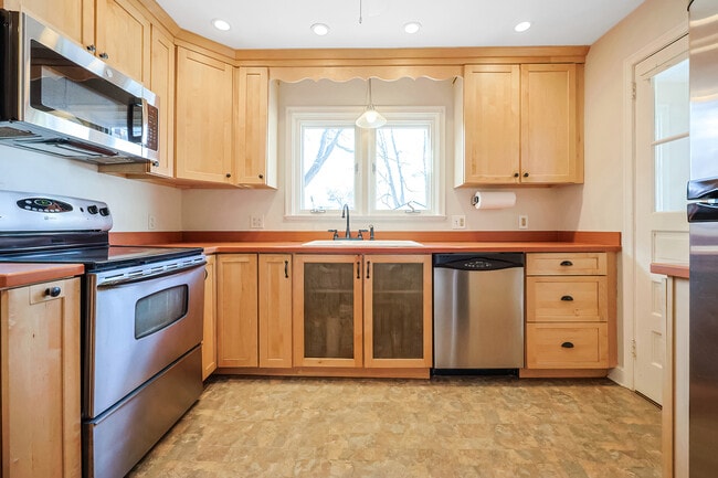 Photo - 11 Acadia St