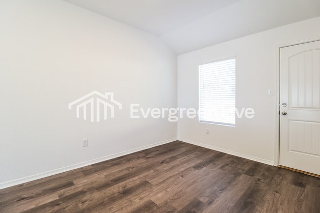 Photo - 121 Jasmine Ct