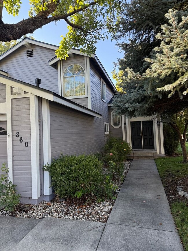 Building Photo - 3 bedroom 2.5 bathroom house in the heart ...