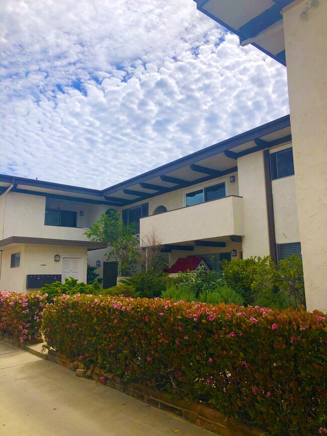 Courtyard - 408 Ellwood Beach Dr Apartments