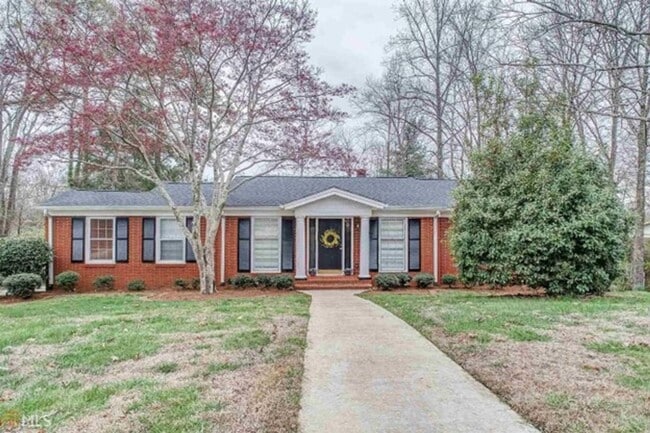Photo - Discover the charm of this cozy single-family home, where your dreams can take shape and flourish!