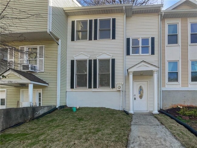 Building Photo - 688 Stratford Green