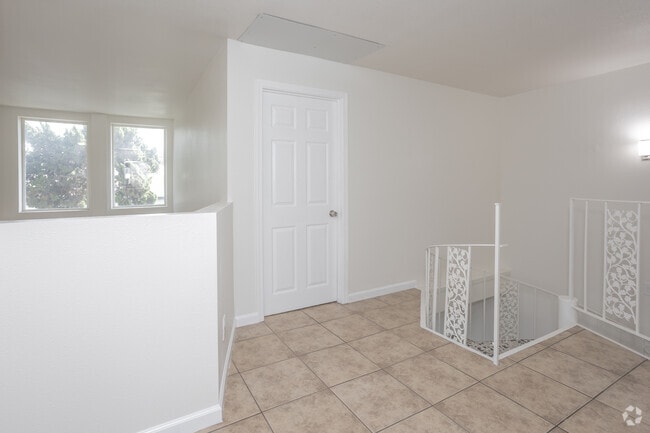 3BR, 2BA - 1,620SF - Spiral Staircase