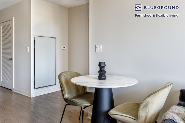 Photo - 1 S Market St Unidad SI FL18-ID1312