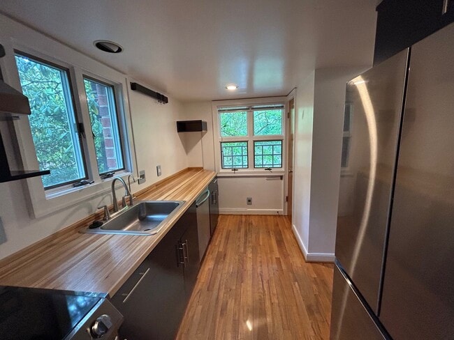 La cocina tiene mucha luz. - 407 McCauley St Unidad D