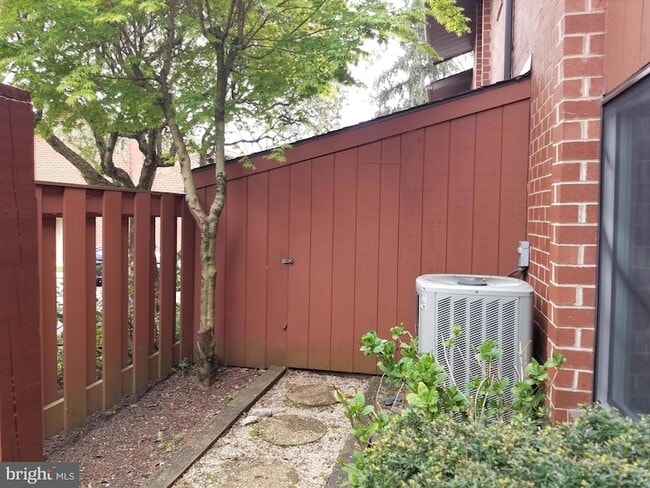 Photo - 1004 Worthington Dr