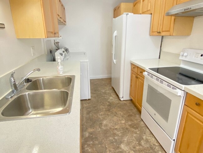 Building Photo - 3 Bedroom, 1.5 Bath House