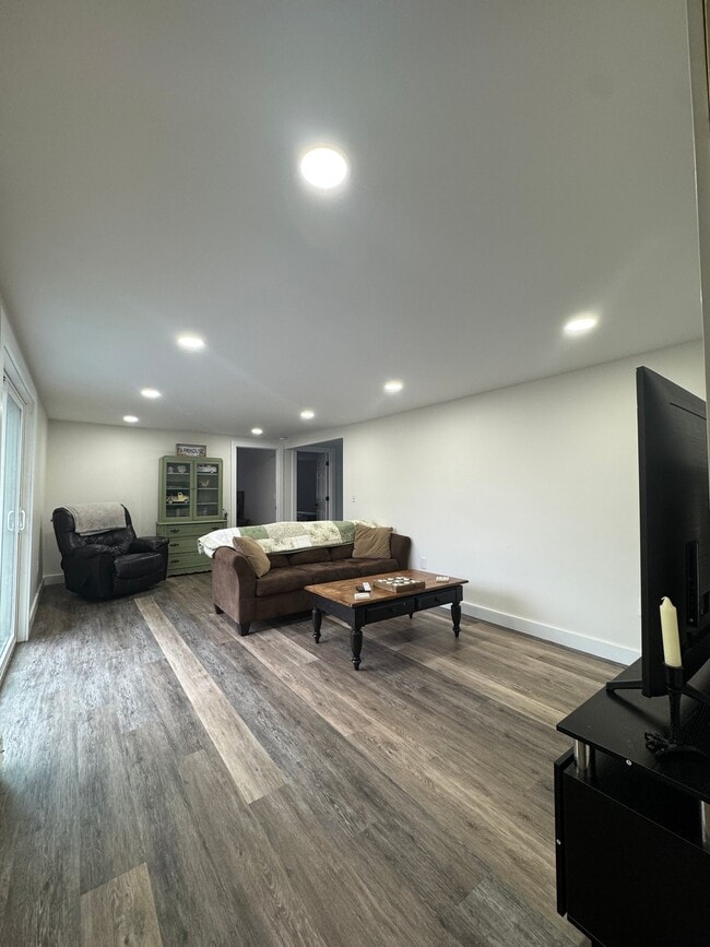 587 Middleline Rd Unit Above Garage