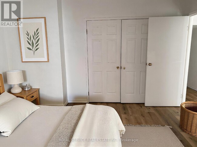 Photo - 36 King St W