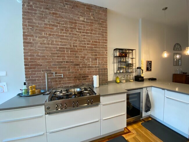 Stove top, pot filler and L counter island - Upper Manhattan Townhouse
