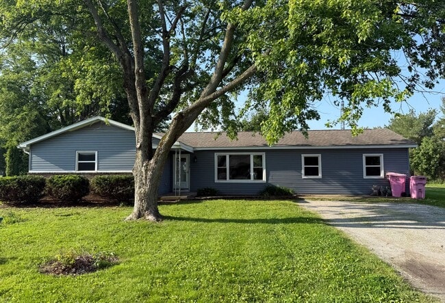 Building Photo - Beautiful Southside Country Home with Large Yard