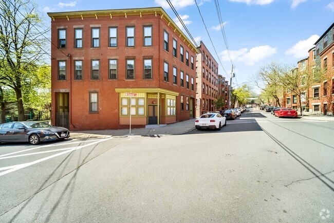 Building Photo - 26 Beacon St Unit 1 Rental